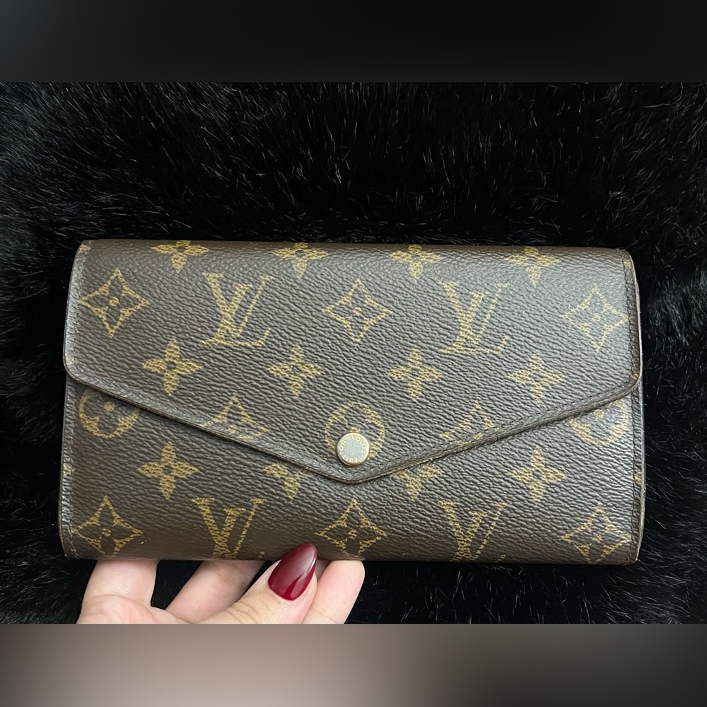 Louis Vuitton Sarah Wallet in the Monogram Canvas